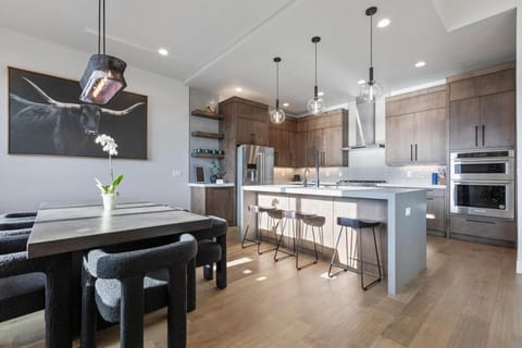 Mountain House PC, Snowy Lake Views Private Hot Tub, New Build, Jordanelle Lake! House in Hideout