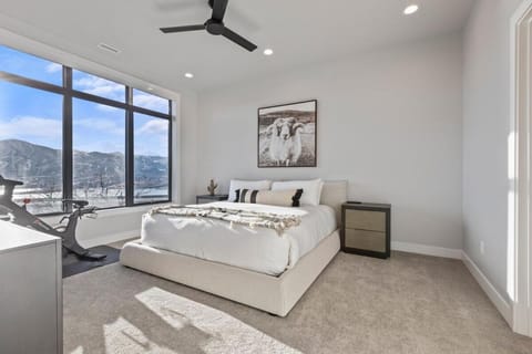 Mountain House PC, Snowy Lake Views Private Hot Tub, New Build, Jordanelle Lake! House in Hideout