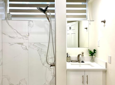 3Beds 2BA Cherry Blossom Suite - Free Parking - Central Oakridge Neighbourhood Bed and Breakfast in Vancouver