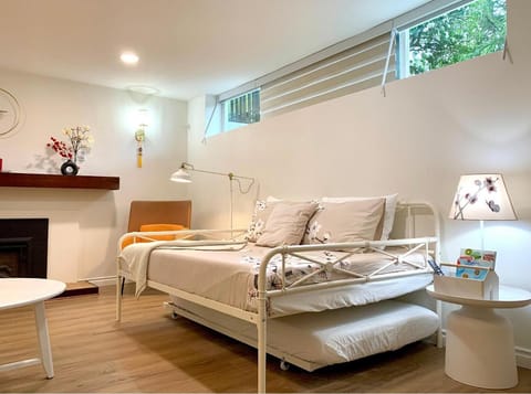 3Beds 2BA Cherry Blossom Suite - Free Parking - Central Oakridge Neighbourhood Bed and Breakfast in Vancouver