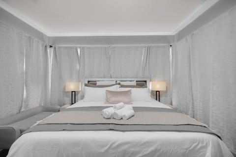 Spacious Haven - 8 min from Downtown Chicago - Sleeps 10 Apartment in Forest Park