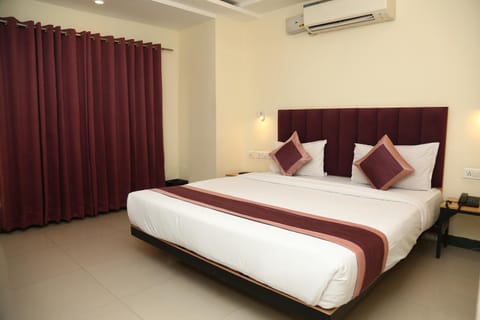 Bed, Photo of the whole room, Bedroom, air conditioner