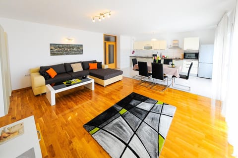 Bed, Day, Kitchen or kitchenette, Living room, Photo of the whole room, Seating area, Dining area