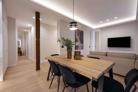 Communal lounge/ TV room, TV and multimedia, Living room, Seating area, Dining area, Evening entertainment