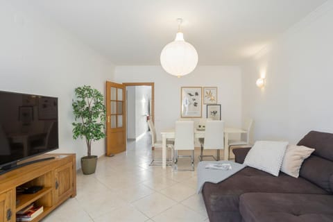Communal lounge/ TV room, TV and multimedia, Living room, Seating area, Dining area