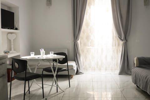 Bed, Living room, Photo of the whole room, Dining area