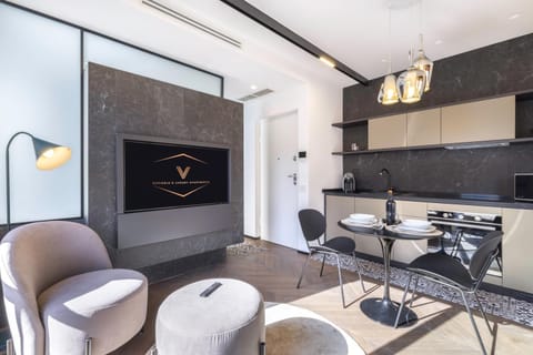 TV and multimedia, Kitchen or kitchenette, Living room, Seating area, Dining area, minibar, oven, pet friendly, stove