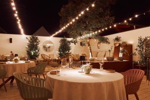 Patio, Restaurant/places to eat, Balcony/Terrace