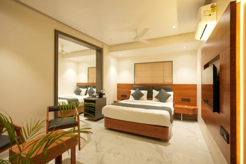 Communal lounge/ TV room, Bed, TV and multimedia, Living room, Photo of the whole room, Seating area, Evening entertainment, Bedroom, air conditioner