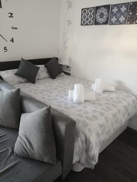 Bed, Living room, Photo of the whole room, Bedroom