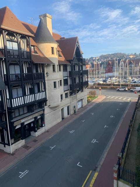 City view, Sea view