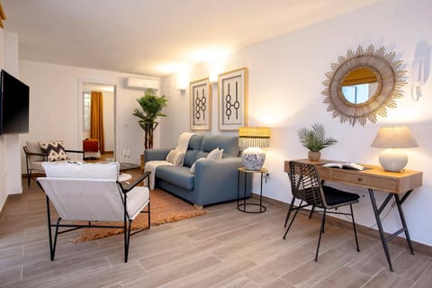 Communal lounge/ TV room, TV and multimedia, Living room, Seating area, air conditioner