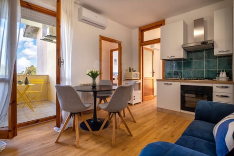 Kitchen or kitchenette, Living room, Seating area, Dining area, minibar, pet friendly, stove, air conditioner