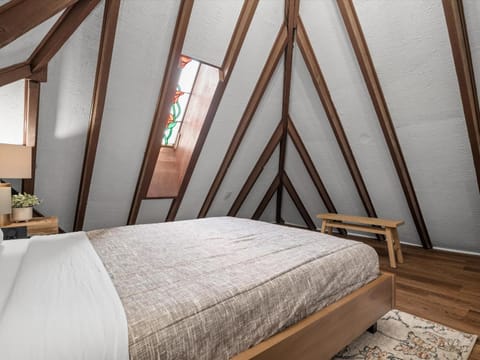 Shadyside, Pittsburgh, Modern and Unique 1 Bedroom Unit6 with Free Parking Apartment in Shadyside