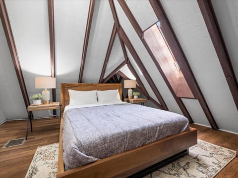 Shadyside, Pittsburgh, Modern and Unique 1 Bedroom Unit6 with Free Parking Apartment in Shadyside