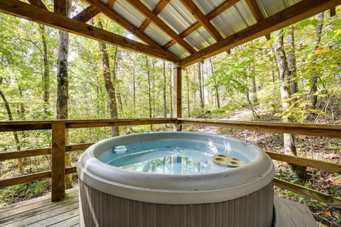Nolin Lake Home with Hot Tub 15 Mi to Mammoth Cave! House in Nolin Lake