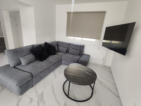 Communal lounge/ TV room, TV and multimedia, Living room, Seating area, Evening entertainment