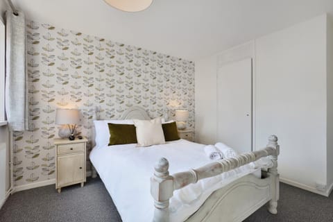 Bed, Bedroom, cot, towels, wardrobe