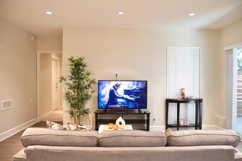 Creek Side 2-Bedroom Guest Suite Apartment in Burnaby