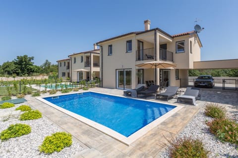 Property building, Garden, Swimming pool, Parking, sunbed