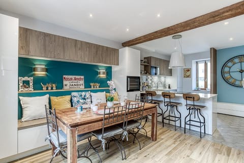 Property building, Dining area, kitchen
