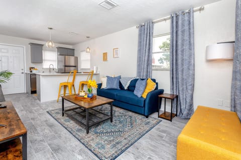 Kitchen or kitchenette, Living room, Seating area, Dining area
