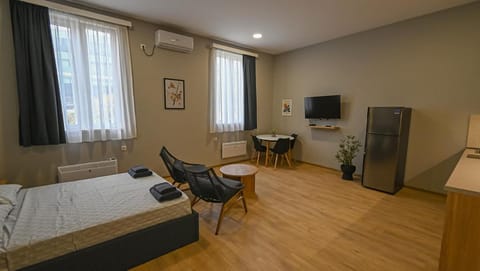 TV and multimedia, Living room, Photo of the whole room, Seating area, air conditioner