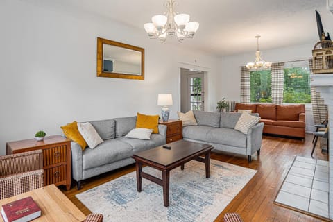 The Pinnacle at UAB - Southern Charm - Sleeps 15 House in Vestavia Hills