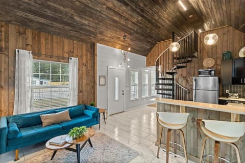 Kitchen or kitchenette, Living room, Seating area, Dining area, minibar, pet friendly