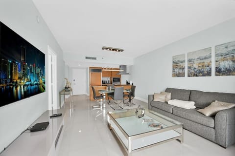TV and multimedia, Kitchen or kitchenette, Living room, Seating area, Dining area