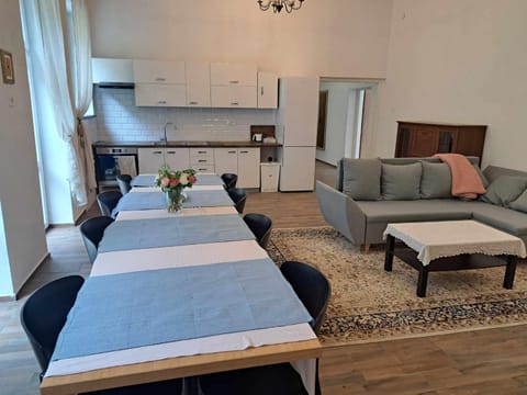 Kitchen or kitchenette, Seating area, Dining area