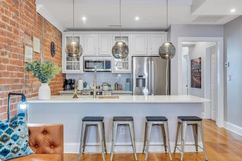 Downtown 2BR w Skyline Views Near FQ House in French Quarter