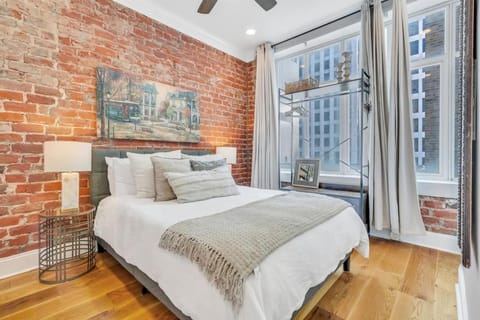 Downtown 2BR w Skyline Views Near FQ House in French Quarter