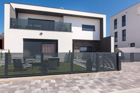 Shower, Property building, Patio, Facade/entrance, BBQ facilities, Garden