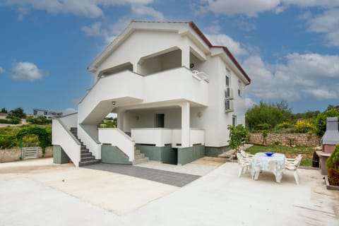 Shower, Property building, Patio, Facade/entrance, BBQ facilities, Garden, Balcony/Terrace