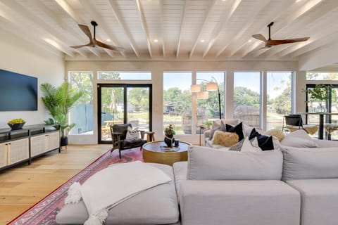 Waterfront Granbury Home with Electric Fireplace! House in Granbury