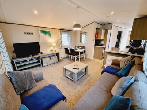 Communal lounge/ TV room, TV and multimedia, Living room, Seating area, Dining area