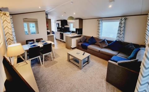 Communal lounge/ TV room, TV and multimedia, Kitchen or kitchenette, Living room, Seating area, Dining area