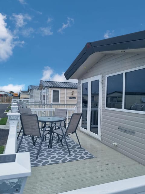 Property building, Patio, Day, Balcony/Terrace, Dining area