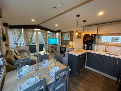 Kitchen or kitchenette, Living room, Seating area, Dining area, Diving, kitchen
