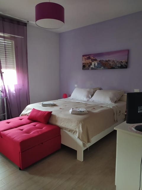 Bed, TV and multimedia, Photo of the whole room, Bedroom