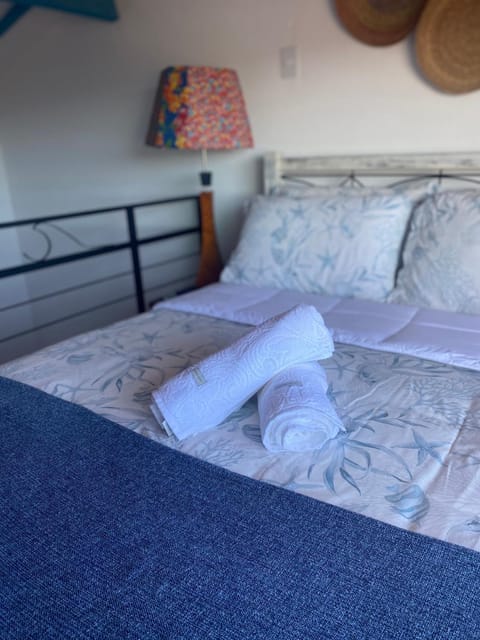 Bed, Decorative detail, Bedroom, towels