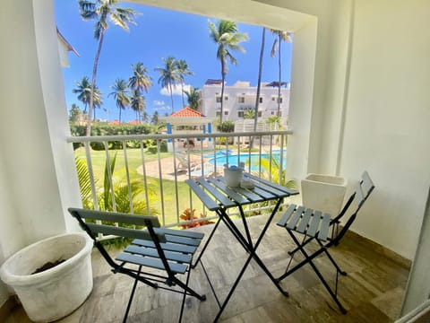 Patio, Day, View (from property/room), Balcony/Terrace, Dining area, Pool view, Swimming pool, sunbed