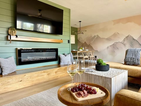 TV and multimedia, Living room, Seating area, fireplace