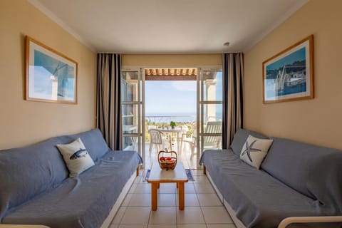 Bed, Living room, kitchen