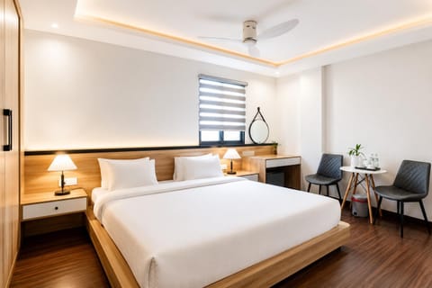 Property building, Bed, Living room, Photo of the whole room, Seating area, Bedroom
