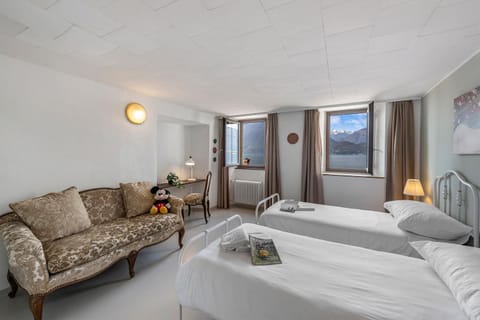 Bedroom, Lake view