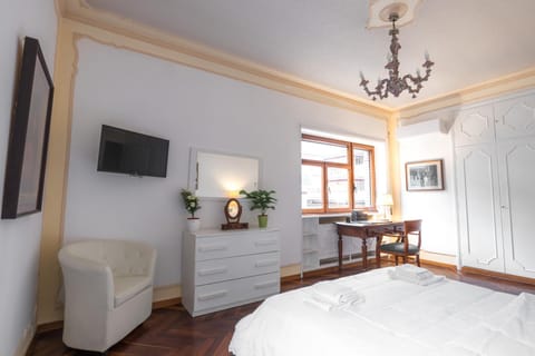 Bed, TV and multimedia, Photo of the whole room, Bedroom, hair dresser