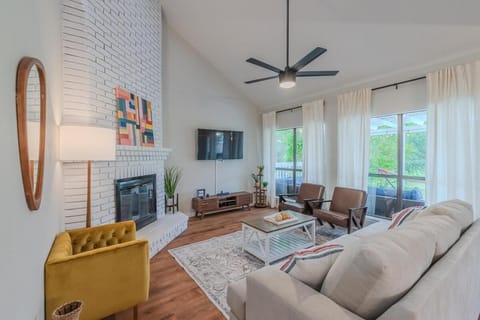 Stunning Deck, Hot-tub view to Lake & Golf course House in San Antonio