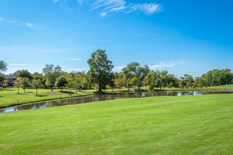 Stunning Deck, Hot-tub view to Lake & Golf course House in San Antonio